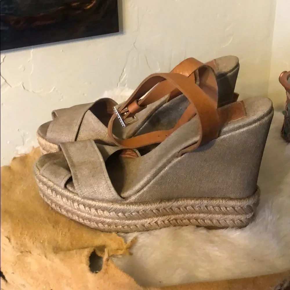 Tori Burch wedges 9b (2266)